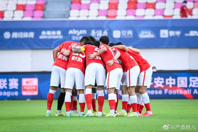 偷看体育老师洗澡被他抓到